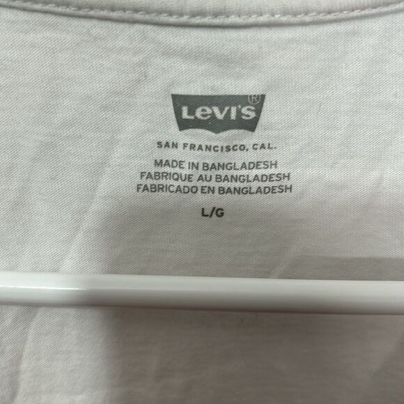 - Levis t shirt - Picture 2 of 2